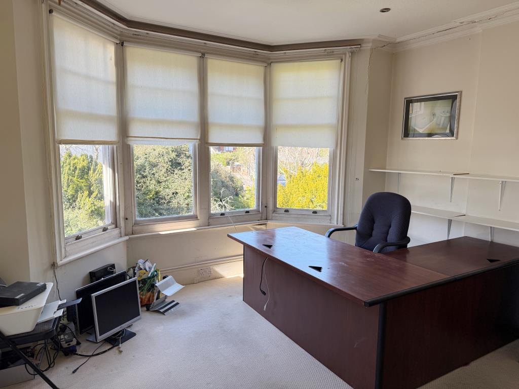 Lot: 62 - SUBSTANTIAL DETACHED PROPERTY AND LAND WITH POTENTIAL - First floor flat living room